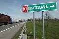 Vodiči na D1 nemohli uveriť: Stredom diaľnice z Bratislavy do Trnavy kráčala žena! Čo sa stalo?!