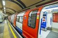 Ľudia sa zabávajú na oznamoch v londýnskom metre: Tak toto by sa ujalo aj na Slovensku!