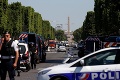 Chaos na najznámejšej ulici v Paríži: Muž nabúral do policajnej dodávky!