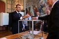 Druhé kolo parlamentných volieb vo Francúzsku: Svoj hlas odovzdal aj prezident Macron