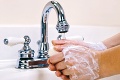 Myslíte si, že stačí obyčajné umytie rúk? Na týchto miestach je najviac mikroorganizmov
