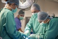 Pri náročnej operácii išlo o život: Lekári oddelili desaťmesačné siamské dvojčatá spojené hlavami
