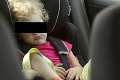 Dvojročný chlapček sa na Orave zabuchol v aute: Na pomoc vyrazili hasiči!