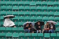 Na Roland Garros sa nehrá, tento rok prvý raz prší: Diváci hromžia, niet sa kde ukryť!