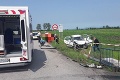 Do autobusu narazili dve autá: Zranených uspali a previezli do nemocnice