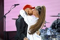 Zasnúbená? Ariana Grande prekvapila na koncerte v Manchestri