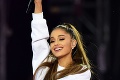 Zasnúbená? Ariana Grande prekvapila na koncerte v Manchestri