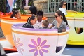 Angelina Jolie vyrazila do Disneylandu bez podprsenky: Oteckovia mohli na jej hrudi oči nechať!