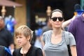 Angelina Jolie vyrazila do Disneylandu bez podprsenky: Oteckovia mohli na jej hrudi oči nechať!