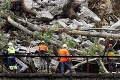 Poplach v Rakúsku: Uvoľnené skaly a masívny zosuv pôdy uväznili v rokline 17 turistov