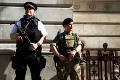 Britská polícia a armáda v pohotovosti: Zásah na predmestí Manchestra