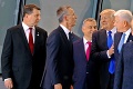 Trump odštartoval prvé svetové turné strkancami a trapasmi: V Európe som hviez dou ja!