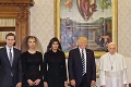 Trump odštartoval prvé svetové turné strkancami a trapasmi: V Európe som hviez dou ja!