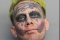 Muž ohrozoval so zbraňou cestnú premávku: Šialenec s tvárou Jokera!