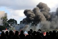 Protest proti prezidentovi nabral šialené obrátky: Demonštranti zapálili budovu ministerstva!