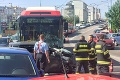 Vážna zrážka autobusu a auta v Bratislave: Niekoľko ľudí sa zranilo!