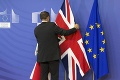 Bývalý premiér Cameron zmenil názor na brexit: Britom sa nikdy nepáčila vlajka EÚ