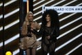 Speváčky provokovali na Billboard Music Awards: Jednej skoro vypadli prsia, druhá si zabudla nohavice!