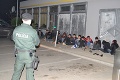 Nepríjemné prekvapenie na východe Slovenska: Policajti zadržali dodávku, skrývalo sa v nej 16 ľudí!