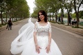 Výnimočný model svadobných šiat vyvolal senzáciu: Vlečka meria 200 metrov!