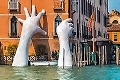 Unikátny výtvor umelca v Benátkach: Ruky, ktoré podržia planétu