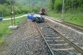 Dráma v Liptove: Rýchlik sa na železničnom priecestí zrazil s osobným autom!