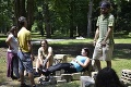 Mladí ľudia premenili odpad na príjemné posedenie: Z ničoho vyrobili miesto na piknik!