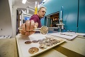 Takto sa v Kremnici razia mince pre celý svet: 700 za minútu pod  tlakom 150 ton!