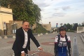 Saskári sa do parlamentu vybrali na bicykli: Liberál zabral do pedálov v obleku