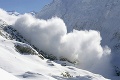Vo francúzskych Alpách spadla lavína: Sneh pochoval niekoľkých lyžiarov