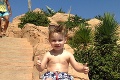 Horor na rodinnej dovolenke: Chlapček ležal na lehátku pri bazéne, v zlomku sekundy bojoval o život!