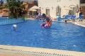 Horor na rodinnej dovolenke: Chlapček ležal na lehátku pri bazéne, v zlomku sekundy bojoval o život!