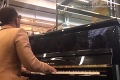 Prevapenie uprostred preľudnenej vlakovej stanice: Za klavírom koncertoval slávny idol žien!