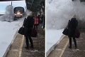 Taký príchod vlaku ste ešte nevideli: Ľudia na nástupišti skončili zasypaní snehom!