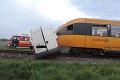 Nehoda na železničnom priecestí pri Komárne: Vlak tlačil dodávku 100 metrov!