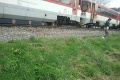 Cestujúci zažili drámu: Osobný vlak smerujúci do Čadce sa vykoľajil po zrážke s dodávkou!