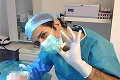 Falošný plastický chirurg Ghazi vedel, koho si najať: Vďaka sexi právničke sa mu môže na chvíľu uľaviť!