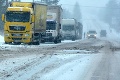 Vodiči sú s nervami v koncoch: Kvôli snehu a spadanutým stromom sú neprejazdné tieto horské priechody!