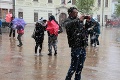 Sneh tentokrát cestárov prekvapil oprávnene: V Bratislave museli opäť nasadiť stroje na zimnú údržbu