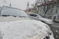 Sneh tentokrát cestárov prekvapil oprávnene: V Bratislave museli opäť nasadiť stroje na zimnú údržbu
