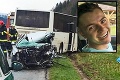 Čelná zrážka auta s autobusom: Zo zničeného vraku vytiahli telo nádejného hasiča Dušana († 19)!