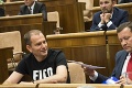 Matovič pobúril poslancov: Svojské tričko a transparent na mimoriadnej schôdzi