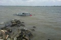 Dráma v bratislavskom Čunove: Do vody spadlo auto aj s vodičom!