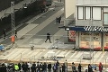 Teror v Štokholme: Do davu ľudí narazil nákladiak, hlásia mŕtvych! Zverejnili fotku podozrivého