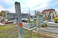 Boj proti neplatičom: Nezaplatené hroby označili nálepkami