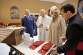 Princ Charles s Camillou vo Vatikáne: Pápežovi darovali piknikový kôš