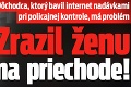 Dôchodca, ktorý bavil internet nadávkami pri policajnej kontrole, má problém: Zrazil ženu na priechode!