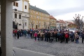 Protest v Trenčíne: Primátor zbabelo ušiel pred ľuďmi zadným vchodom!