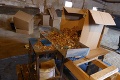 Colníci vtrhli do schátralej budovy na Orave: Čo našli v škatuliach a vreciach?!