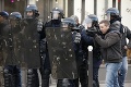 Pochod proti policajnej brutalite v Paríži: Musela ho ukončiť polícia!